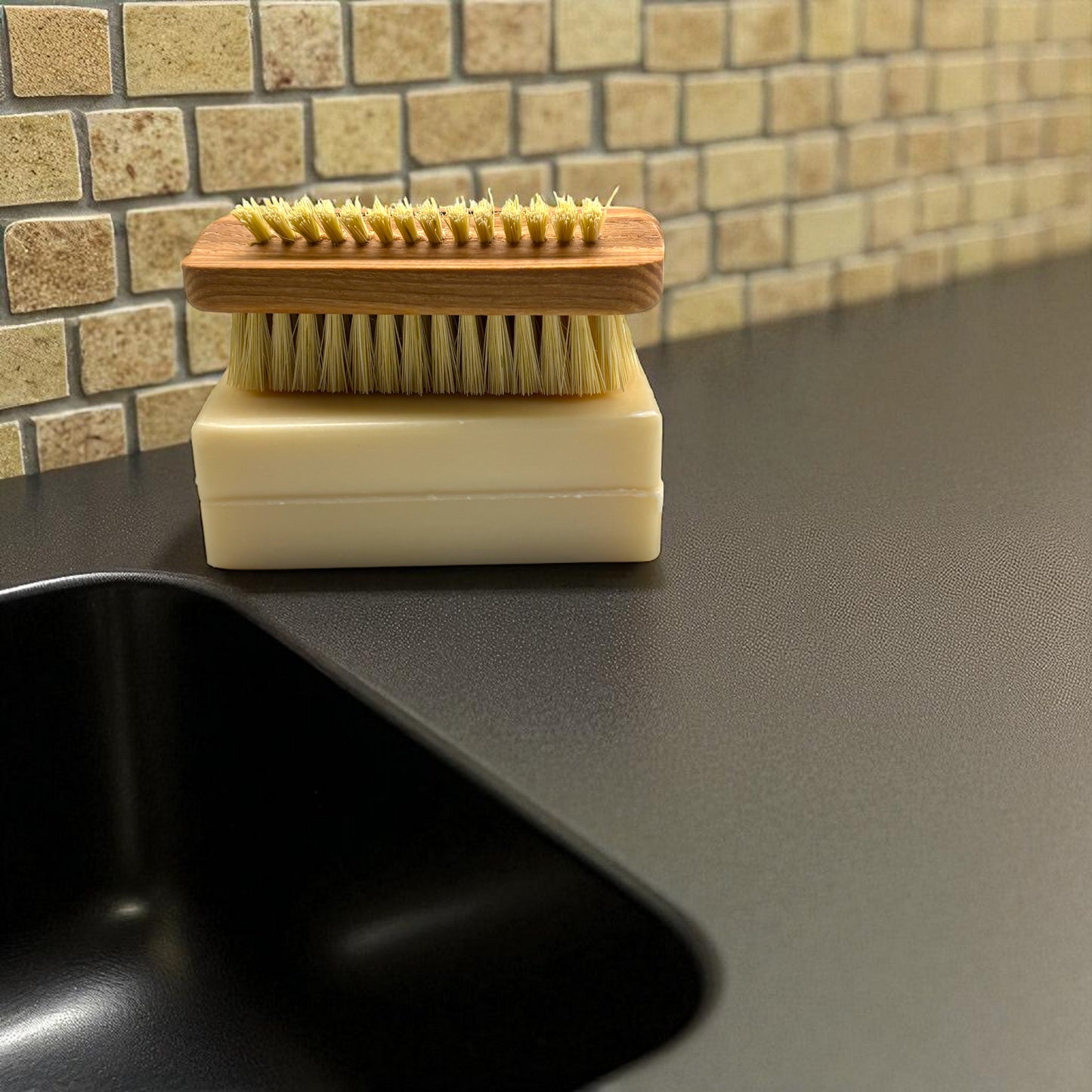 Nail brush with an incline row Tampico plant fibres 10cm